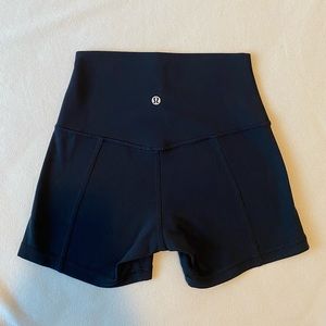 Lululemon Align Shorts in black 4”